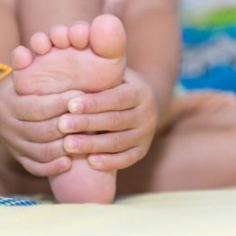 Боли роста у детей: почему болят ножки по ночам?