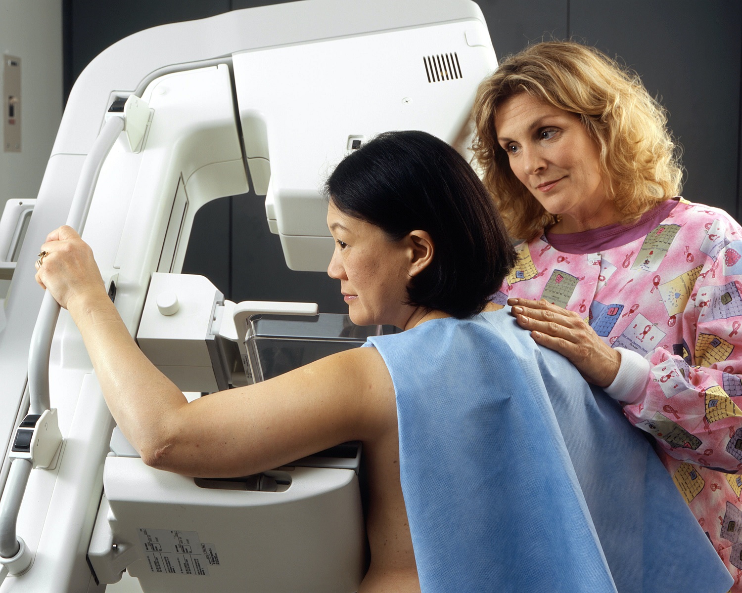 Процесс маммографии с пациенткой